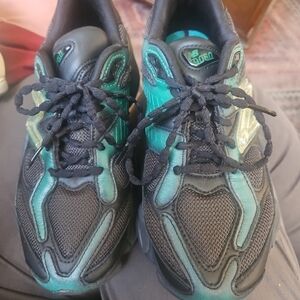 New Balance size 5.5 Mens Mowalola x9060 in Teal